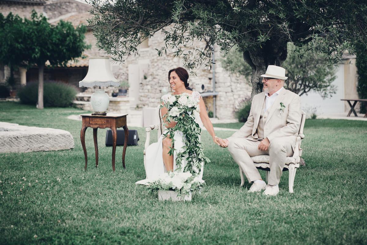 Mariage Drôme — cocktail en lumière dorée au Domaine de Sarson