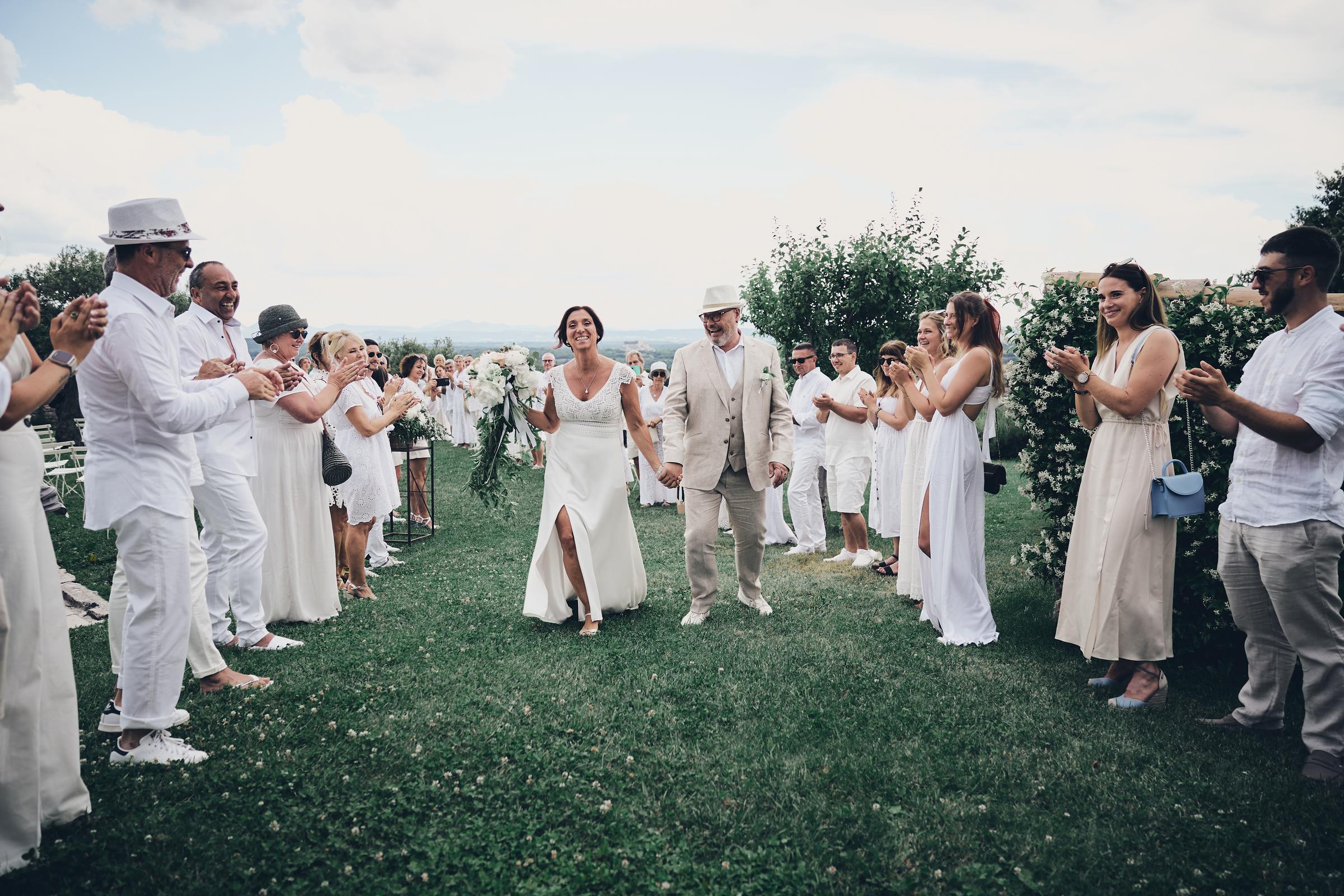 Séance couple mariage Sarson — vue sur la Drôme provençale