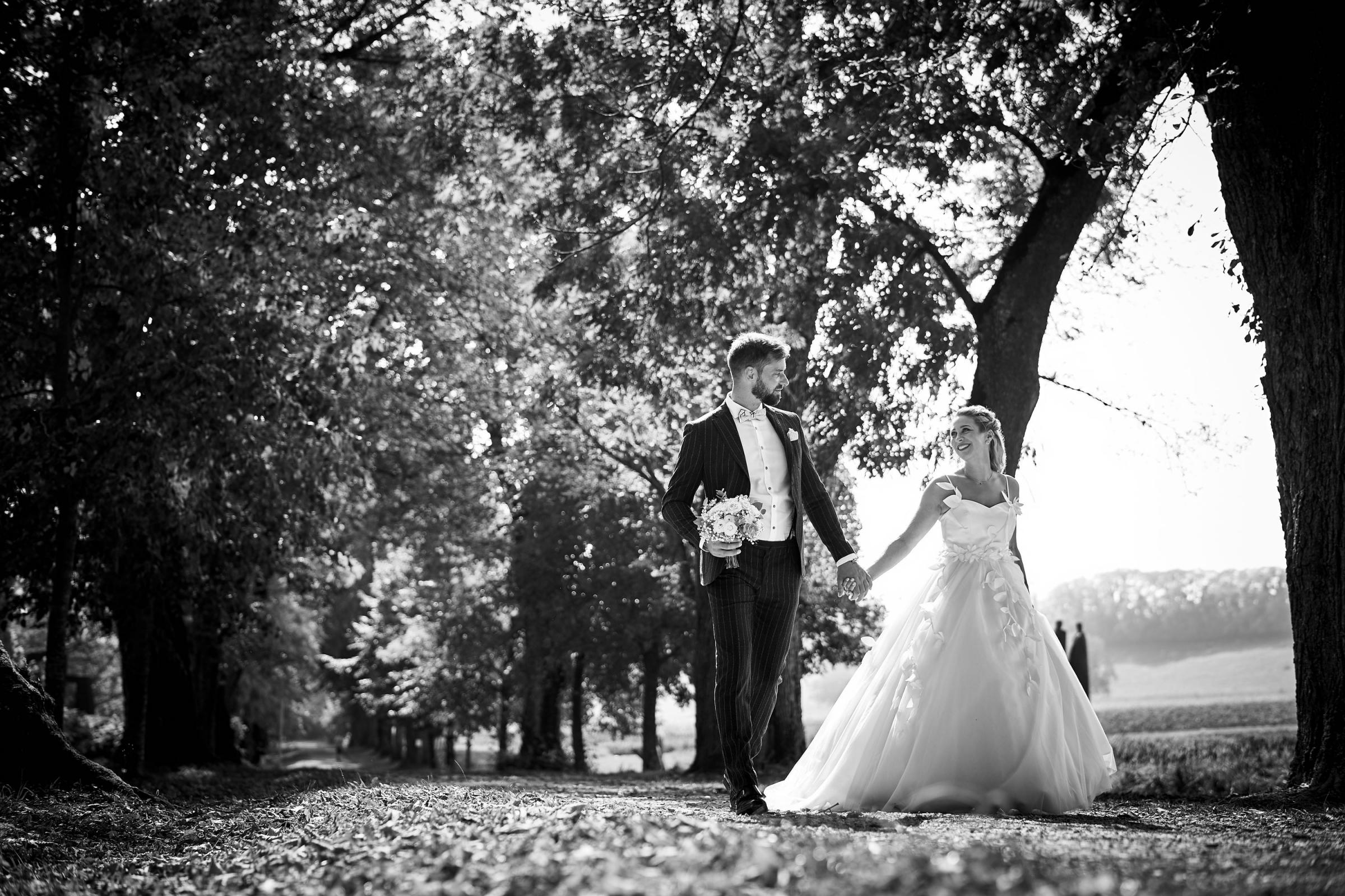 photo-couple-mariee-film-mariage-marie-marcello-chateau-portes-des-iris-juetjuphotographie